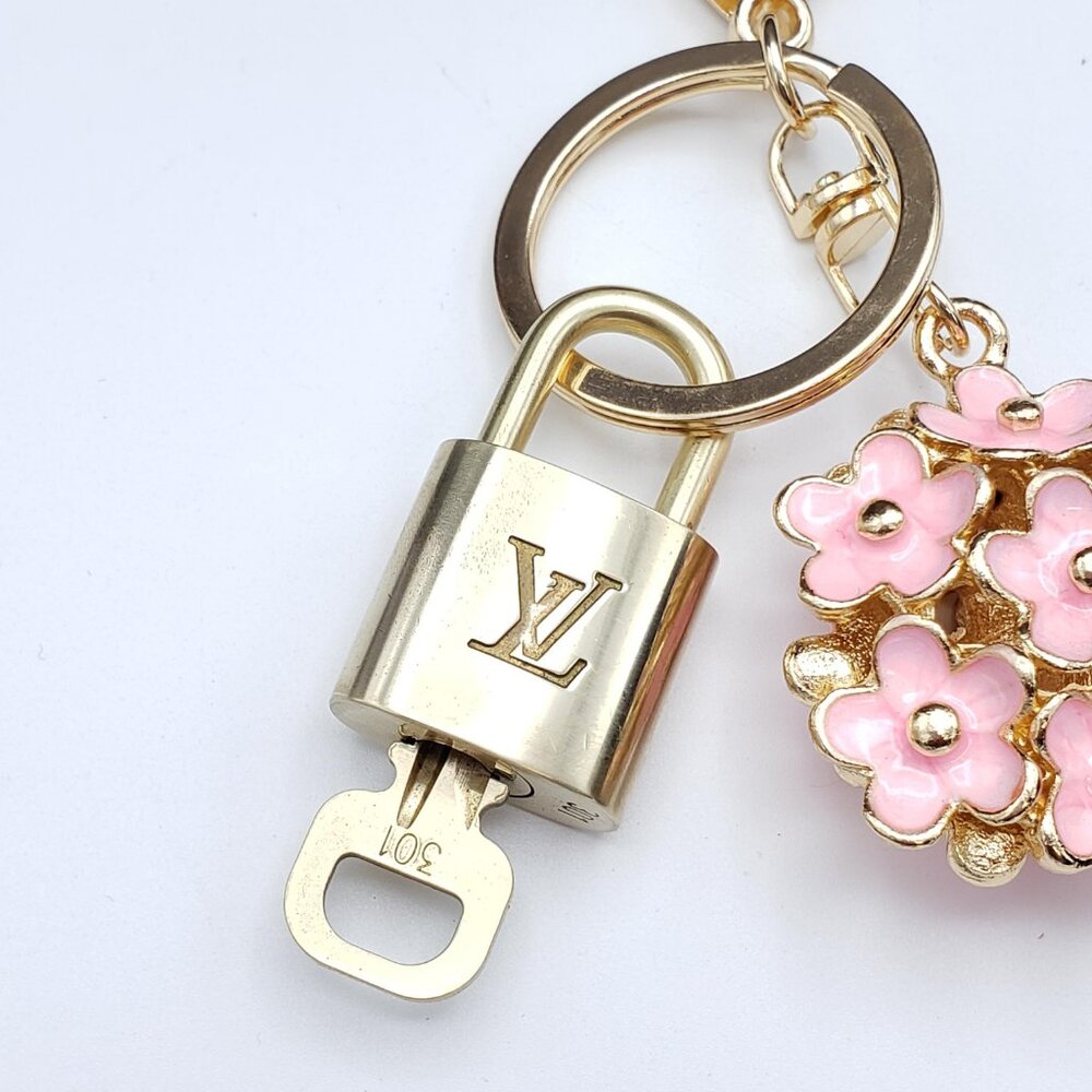 LV Authentic Gold Lock & Key 🔑 Luxury Bag Charm w/ Unbranded Flower Keychain - Picture 5 of 11